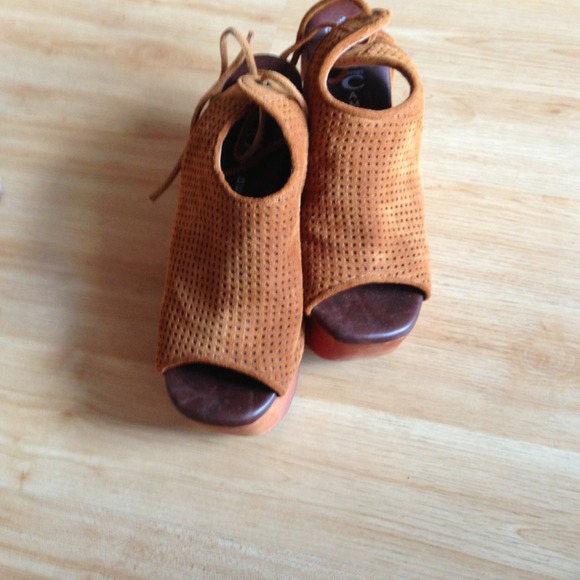 Tan Jeffrey Campbell Snickers (size 7)