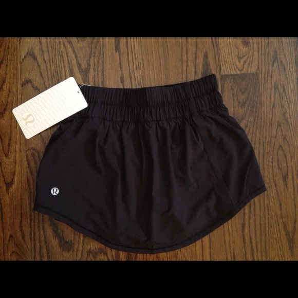 TRADED lululemon skirt in Black size 2 sold