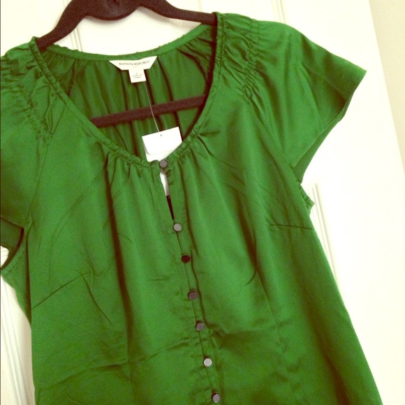 💥SOLD💥Banana Republic Silky Button Blouse