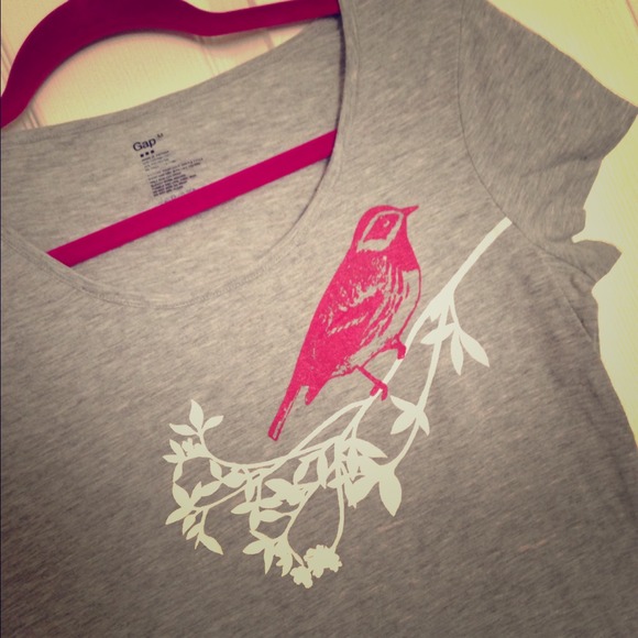 💥SOLD💥GAP Grey Graphic Tee With Bird Size M