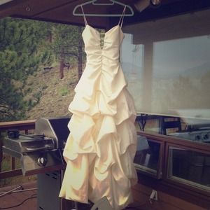Beautiful prom/ wedding dress. Worn once!!