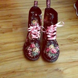 Floral black vintage dr. martins