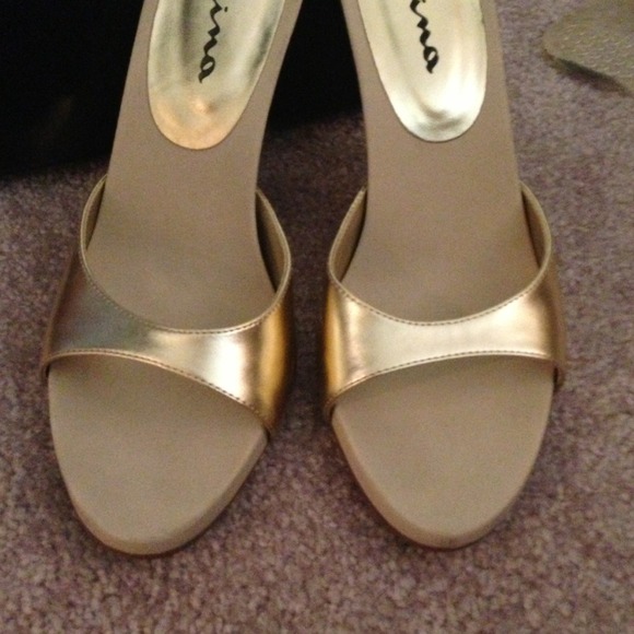 SOLD Nina sandals in gold, sz 6.5 🚫Trades. - Picture 2 of 3