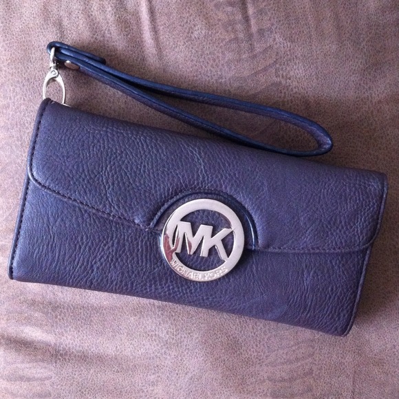 Wallet.... MICHAEL KORS wristlet**sale**
