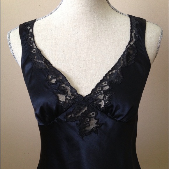 π«SOLDπ«πHPπ Banana Republic Silk Camisole - Picture 2 of 3