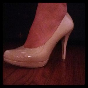 Gorgeous nude pumps!