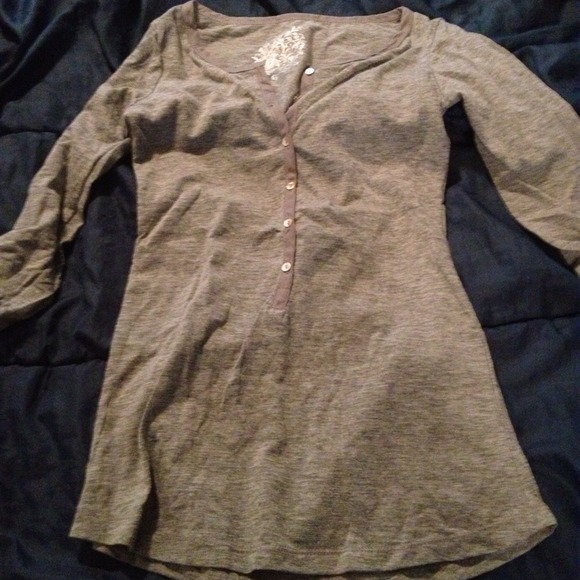 Gray 3/4 sleeve shirt