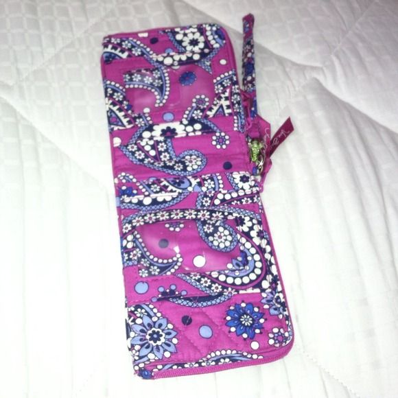 Boysenberry magnetic vera bradley wallet - Picture 3 of 4