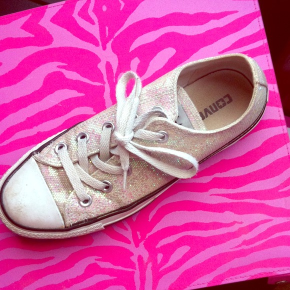 HOLD @michaelachick26 sparkley converse!