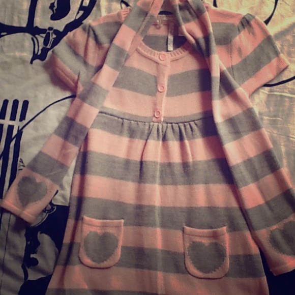 A large top with scarf. - Picture 1 of 4