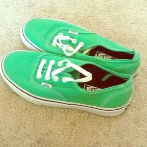 BUNDLE & RESERVED Green classic vans & red vans.