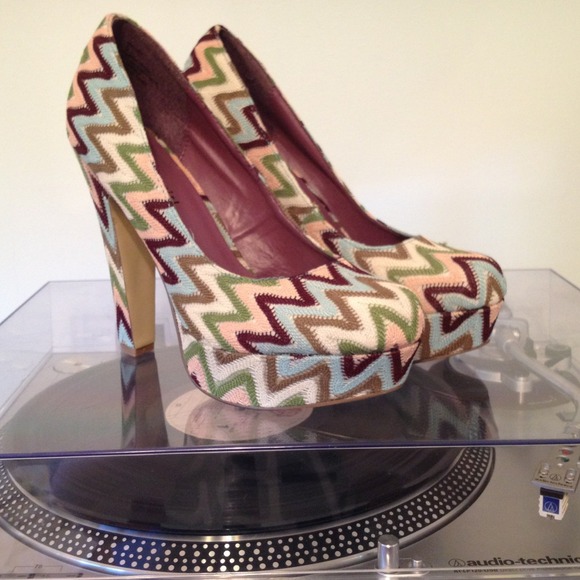 ❌Sold❌Steve Madden Chevron Pumps NWOT
