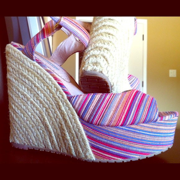 Charles David Wedge Sandals