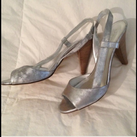 Silver Heels - Picture 2 of 3