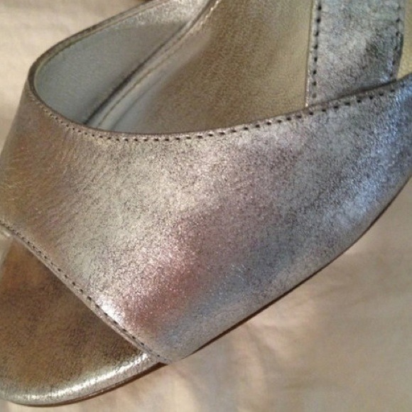 Silver Heels - Picture 3 of 3