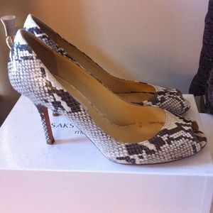 REDUCED! Saks Fifth Ave, Peep-toe Pump.
