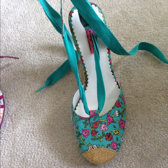 Authentic Besteyville by Betsey Johnson Wedges - Picture 2 of 4