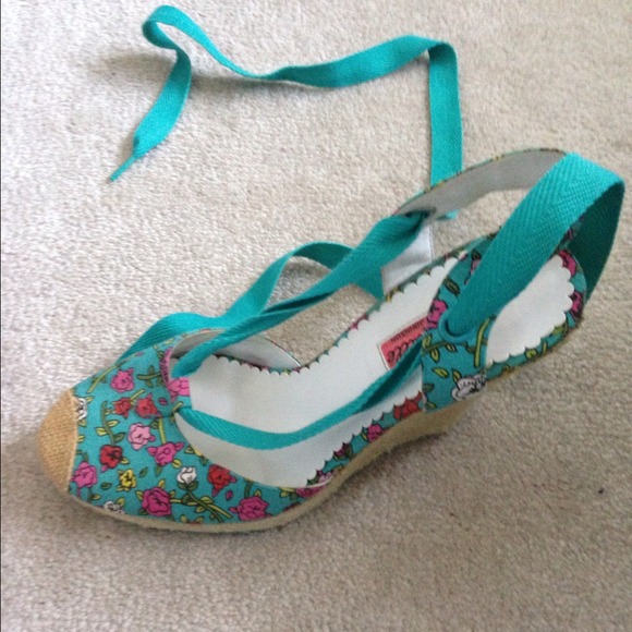 Authentic Besteyville by Betsey Johnson Wedges - Picture 3 of 4