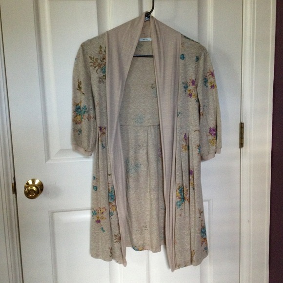 SOLD***UO Long flowery sweater