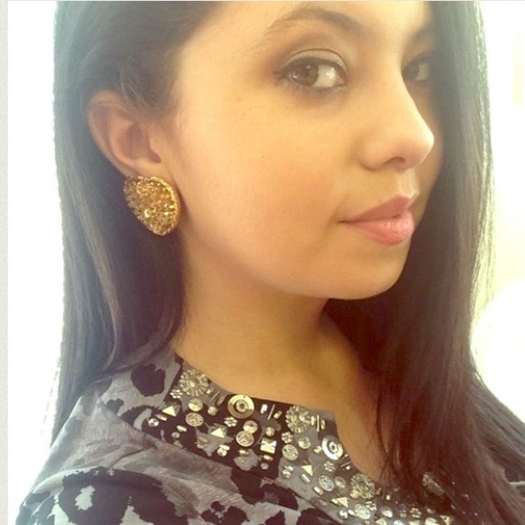 ⛔️BUNDLED⛔️Vintage Large Gold Heart Earrings - Picture 3 of 4