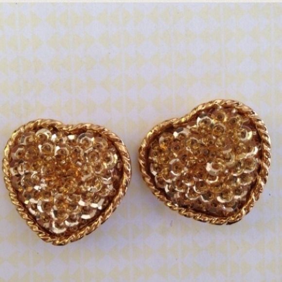 ⛔️BUNDLED⛔️Vintage Large Gold Heart Earrings - Picture 4 of 4