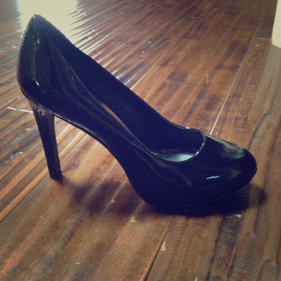 patent leather black BCBG pumps