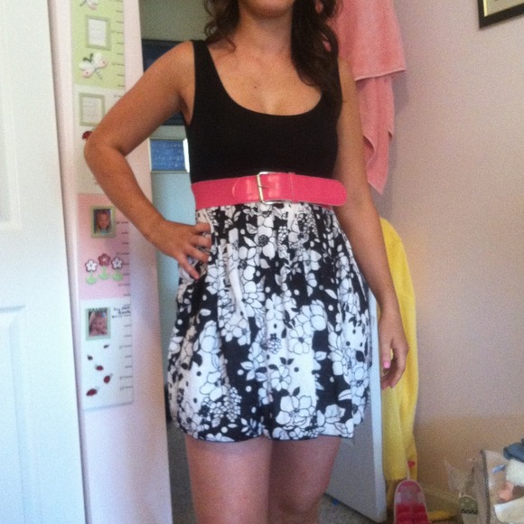 Super cute black and white summer dress