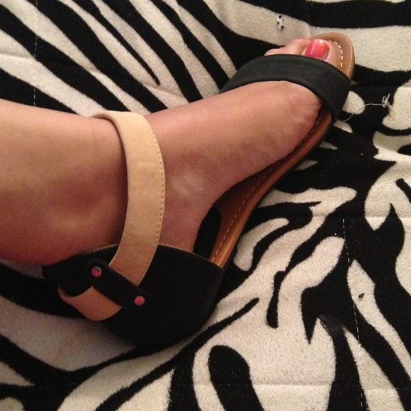 One strap sandals