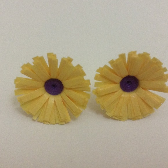 Handmade quilled flower earrings - Picture 2 of 3