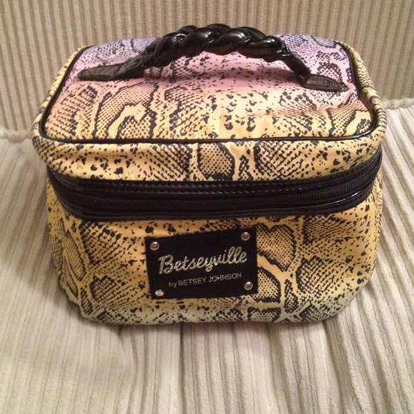 💋Betsey Johnson make up bag💋