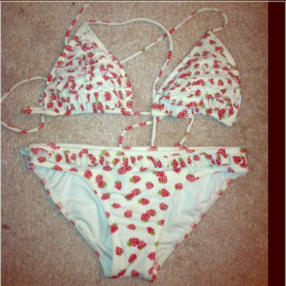 🚫traded Strawberry print bikini. 🍓🍓
