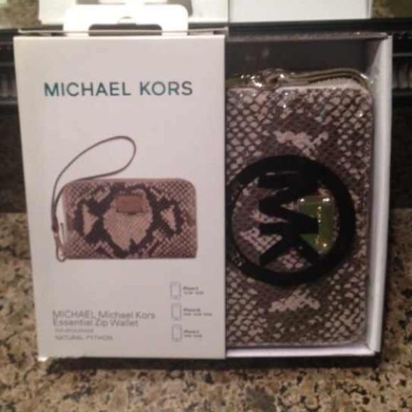 Micheal kors iphone wristlet NWT