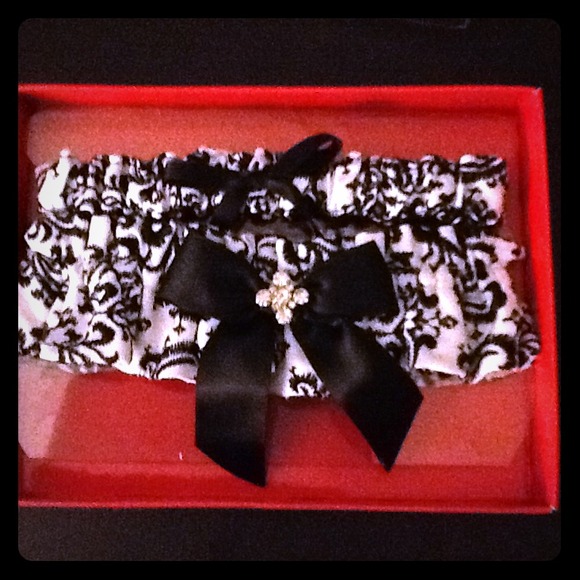 Blk & White Double Garter Set
