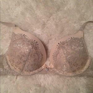 34a Victoria's Secret bra.