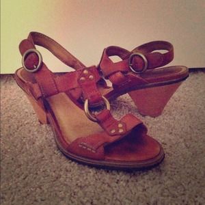 ❌SOLD❌Frye cognac leather Mandy t-strap sandals