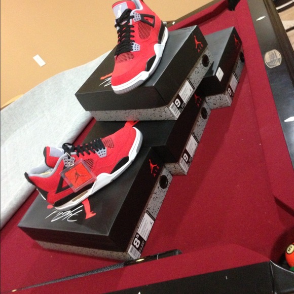 Jordan retro 4 toro raging bull