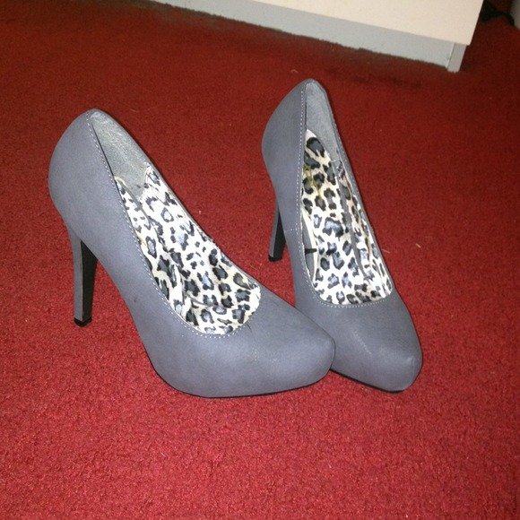 💢Reduced💢F21 grey pumps