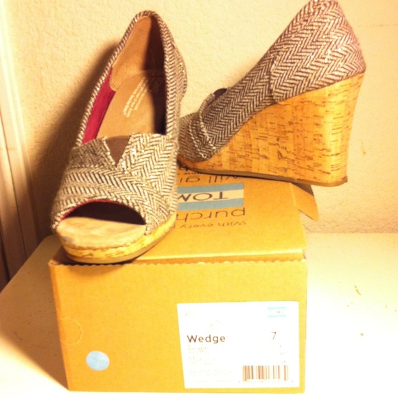 Toms wedge brown metallic herringbone size 7 (6.5)