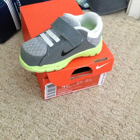 ❎❎❎SOLD in bundle 📦❎❎❎Nike infant flex supreme