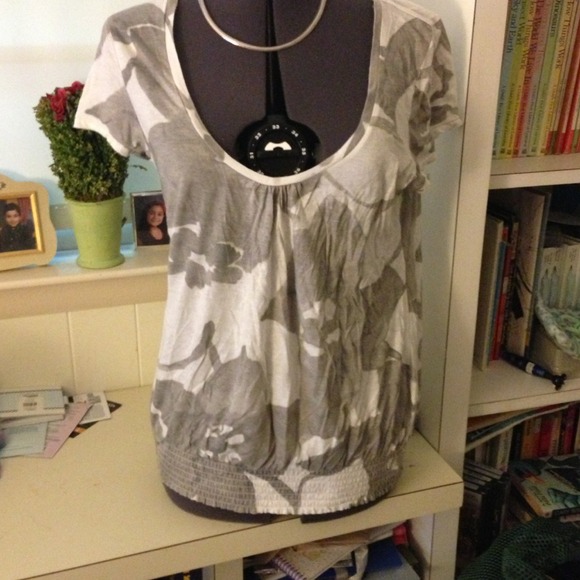 💝Grey and white American Eagle top💝