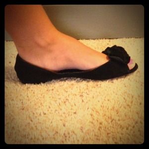Steve Madden Black Ruffle Flats!