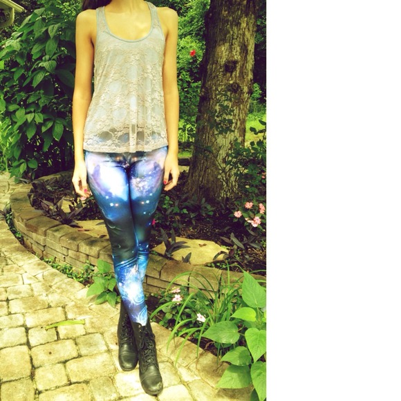 ❤SOLD❤ 🎉HOST PICK🎉 Retro Galaxy Leggings - Picture 2 of 4