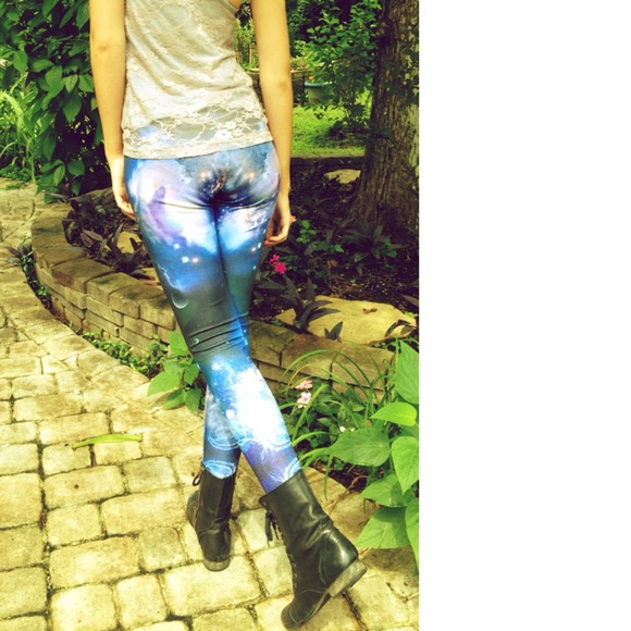 ❤SOLD❤ 🎉HOST PICK🎉 Retro Galaxy Leggings - Picture 3 of 4