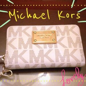 🚫SOLD🚫MK White Iphone Logo Zip Wallet Vanilla