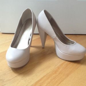 Nude Pumps