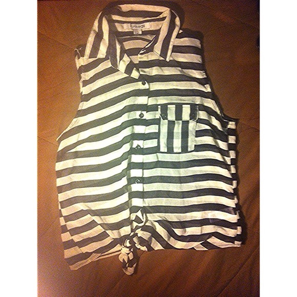Sleeveless black and white button up