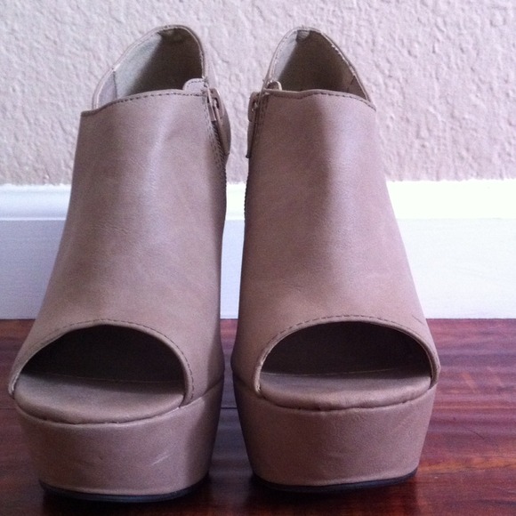 ❗️SOLD❗️Tan booties by Forever 21! - Picture 1 of 4
