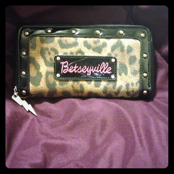 🚫SOLD🚫Betseyville wallet and vs dog bundle