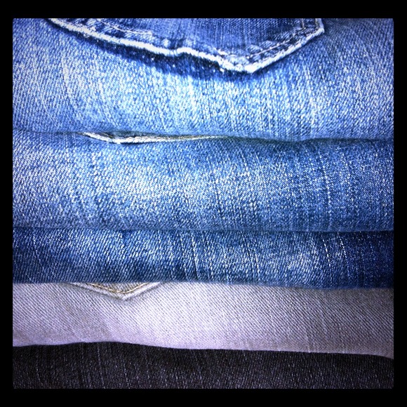 Will bundle jeans.  Feel free to ask!