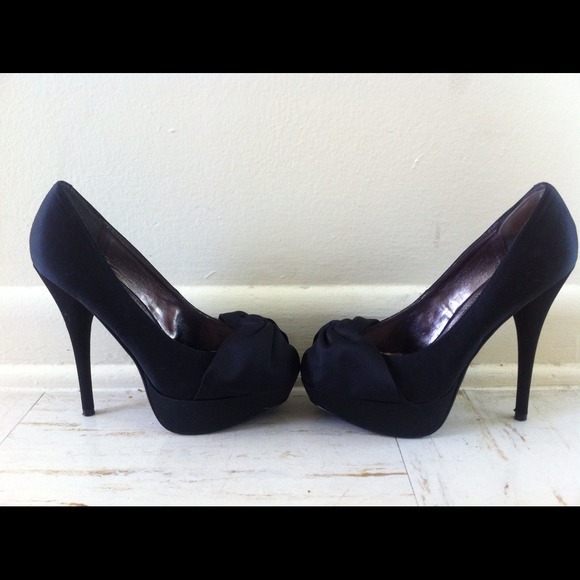 Bakers really cute satin shoe with a bow! - Picture 2 of 4